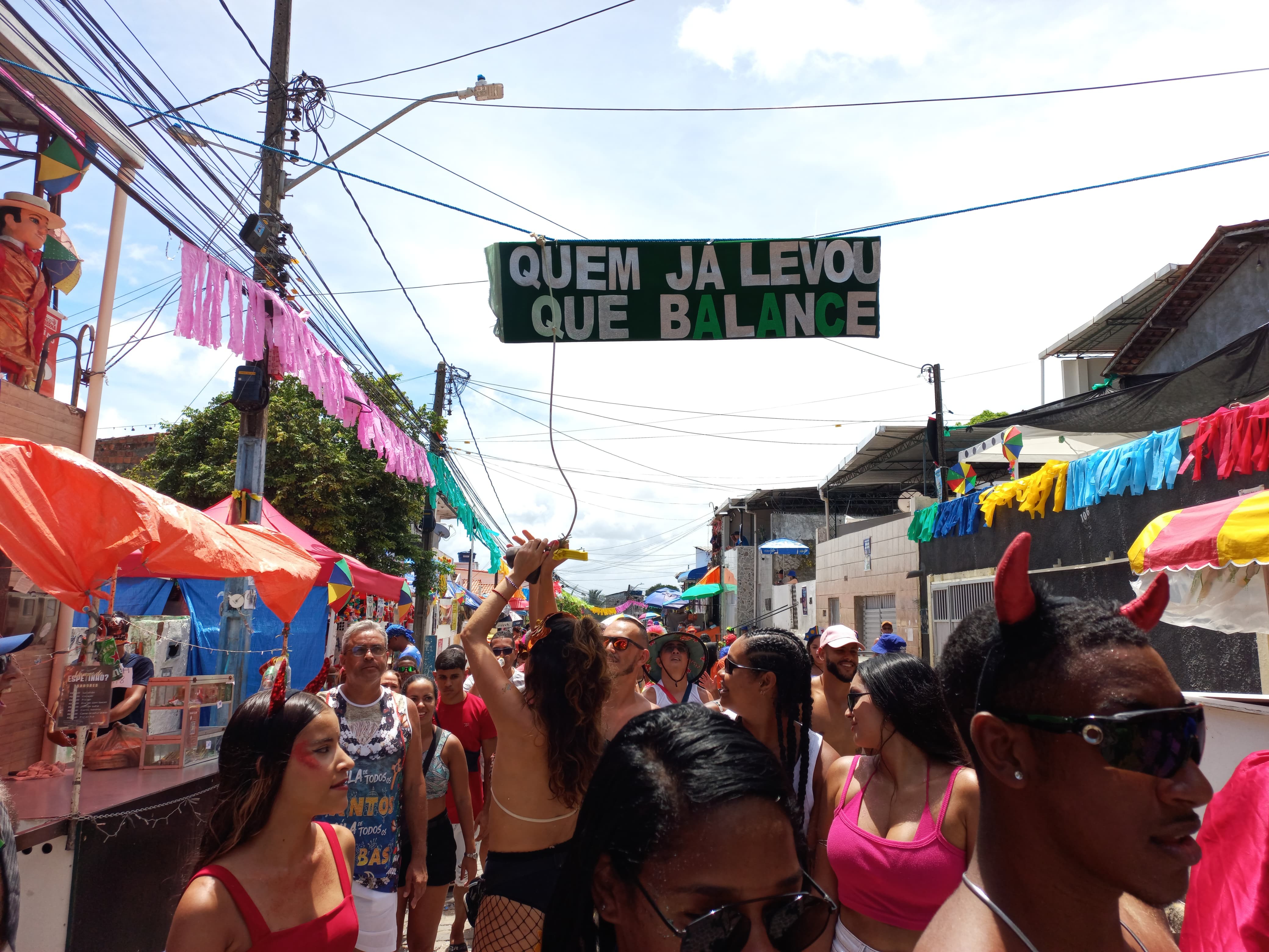 Um sino no meio da rua e a criatividade de quem brinca o carnaval são suficientes para alegrar bloco do 'Quem levou, balance' em Olinda