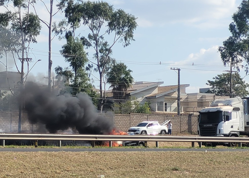 Picape pegou fogo em Presidente Prudente (SP) na tarde desta terça-feira (25) — Foto: Gabriel Augusto Fontolan