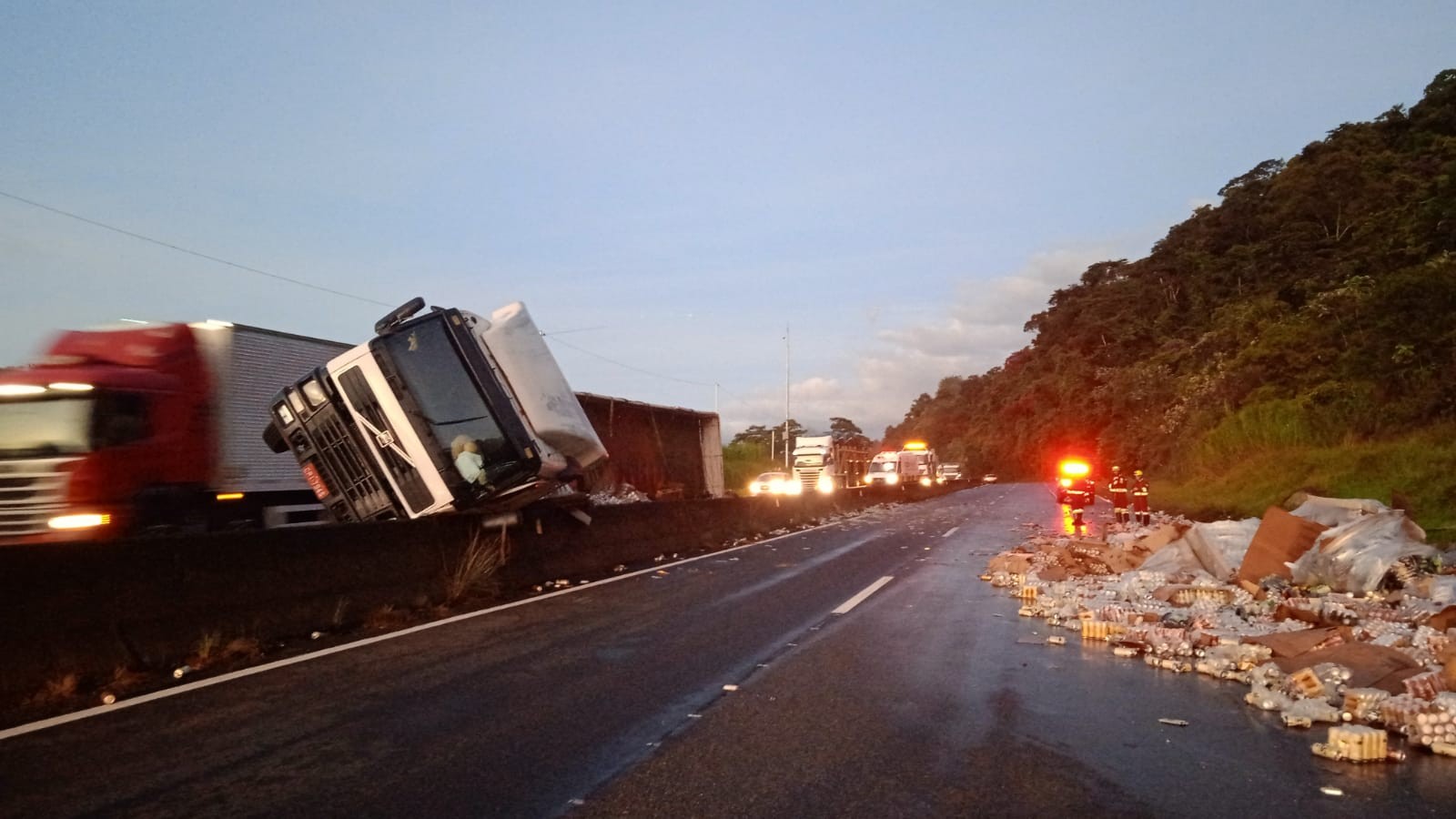 Carreta que transportava cerveja e suco de uva tomba na Via Dutra, em Volta Redonda