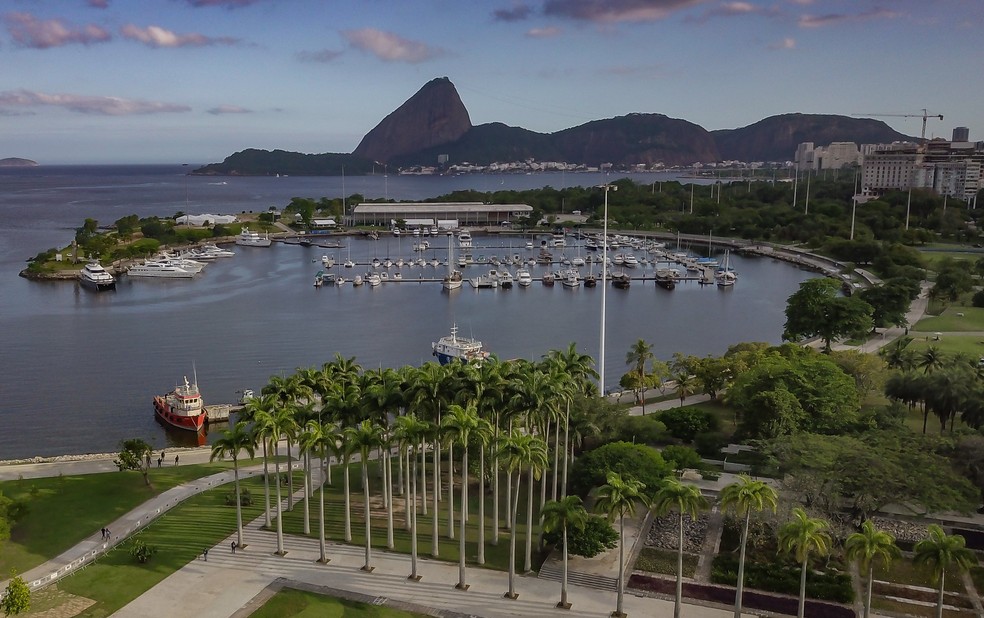Vista do MAM: os jardins do museu com paisagismo de Burle Marx, a Marina da Glória e o Pão de Açúcar — Foto: Rafa Neddermeyer/Audiovisual G20