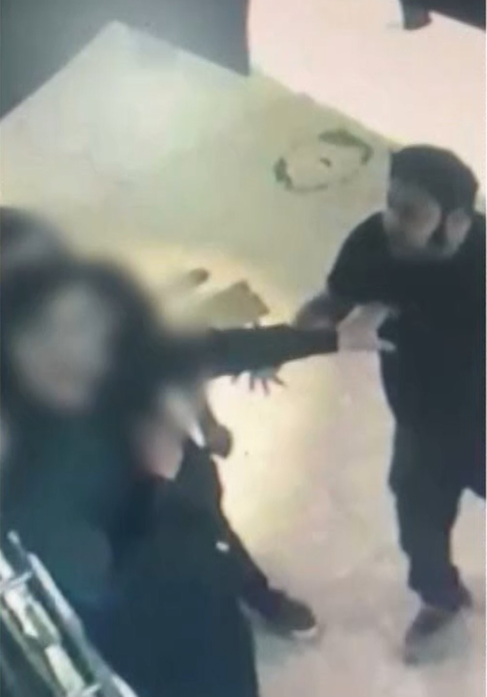Homem suspeito de ameaçar seguranças de bar em Campina Grande — Foto: Reprodução/TV Paraíba