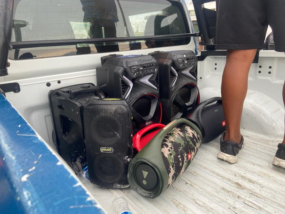 Caixas de som, que são proibidas, foram apreendidas durante operação de agentes da Secretaria de Ordem Pública e da Guarda Civil Municipal na Praia do Forte, em Cabo Frio — Foto: Prefeitura de Cabo Frio