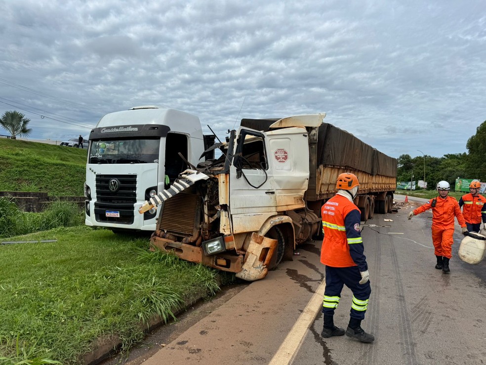 Estado em que ficaram os veículos após o acidente na BR-163 — Foto: Reprodução
