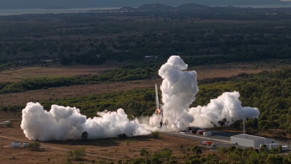 VÍDEO: foguete cai logo após decolar em teste na Austrália