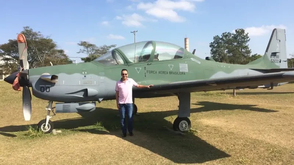 Edson Boaventura Júnior ao lado de um Super Tucano A-29. — Foto: Acervo pessoal