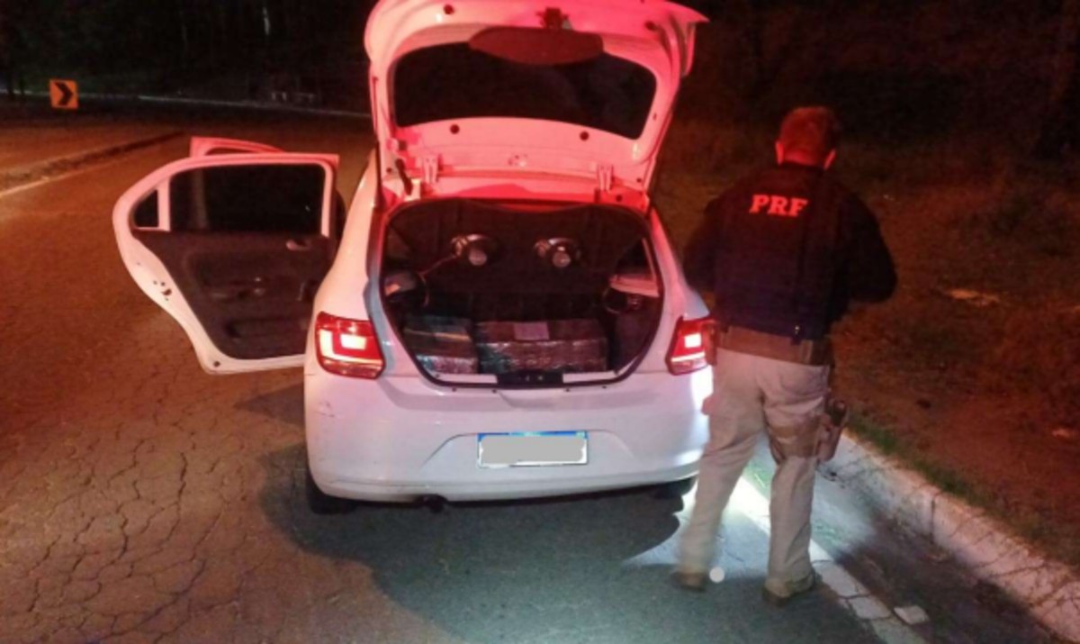 Dupla é presa com mais de 100 kg de maconha escondidos no porta-malas de carro na BR-040, em Juiz de Fora 