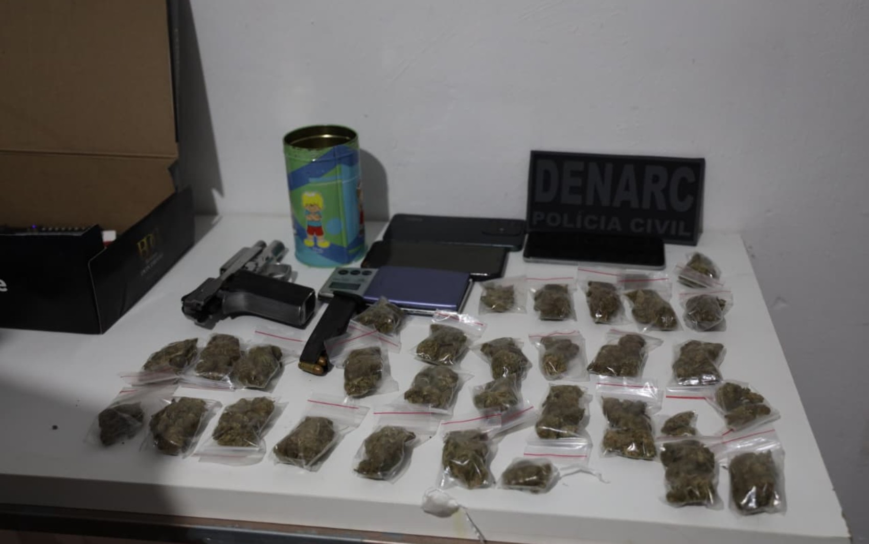 Casal é preso por tráfico de drogas durante operação contra organização criminosa em Feira de Santana