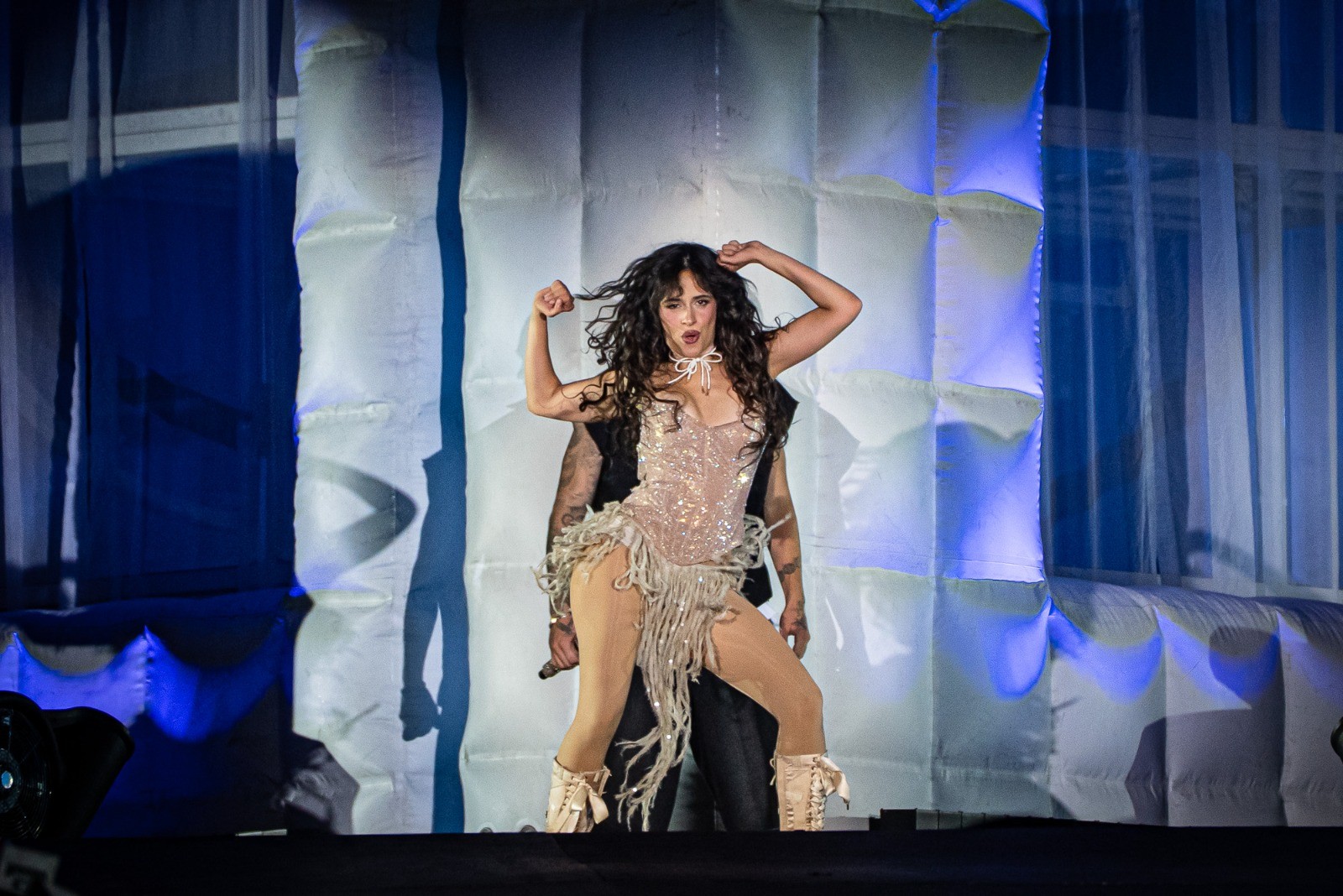 Camila Cabello toca ‘Ai se eu te pego’, dança funk e grita ‘gostosa’ em show com voz charmosa no The Town