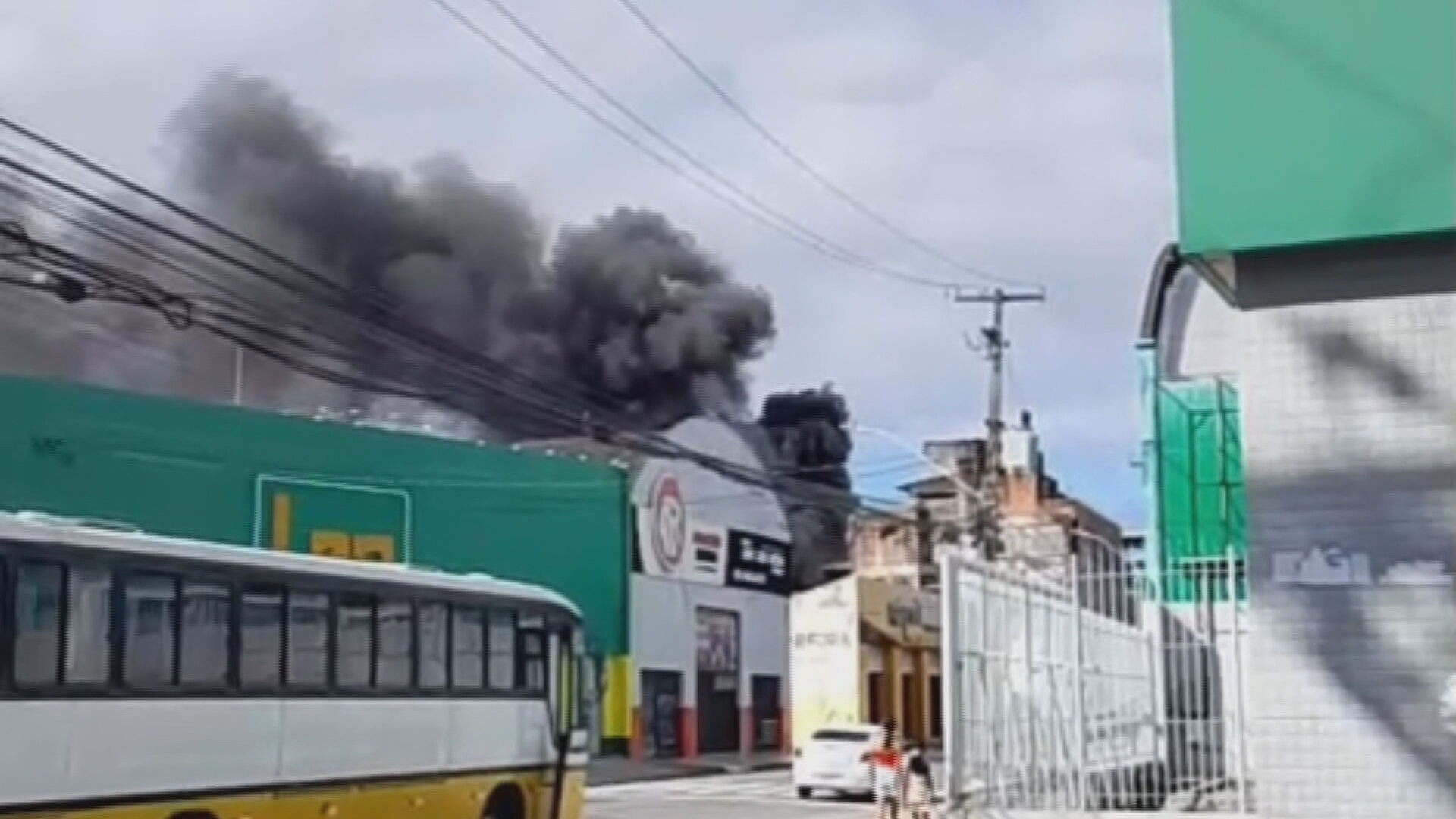 Incêndio em estacionamento na Boa Vista atinge carro e espalha fumaça no Centro do Recife; VÍDEO