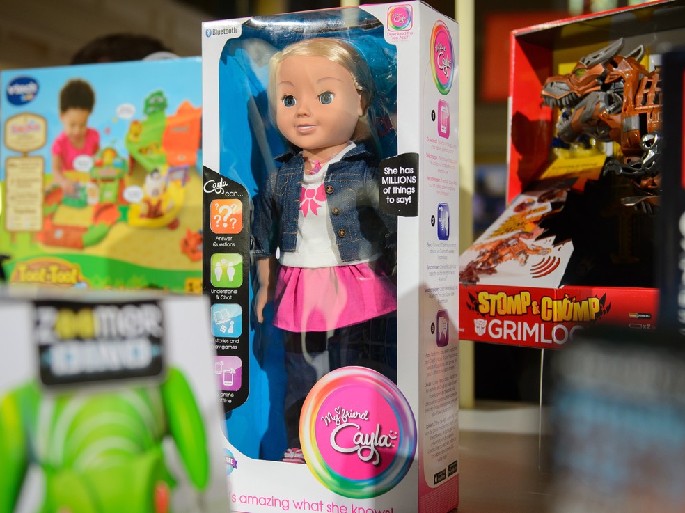 Comprada por R$ 3 mil, boneca 'possuída' arranha donos e desliga alarmes da  casa