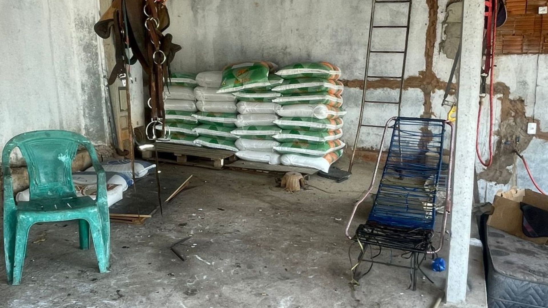 Homem é preso suspeito de furtar, desviar e revender sacos de ração de fazenda onde trabalhava 