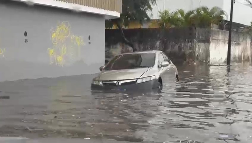 Chuva forte no Grande Recife causa alagamentos no segundo dia de carnaval; veja vídeo e fotos