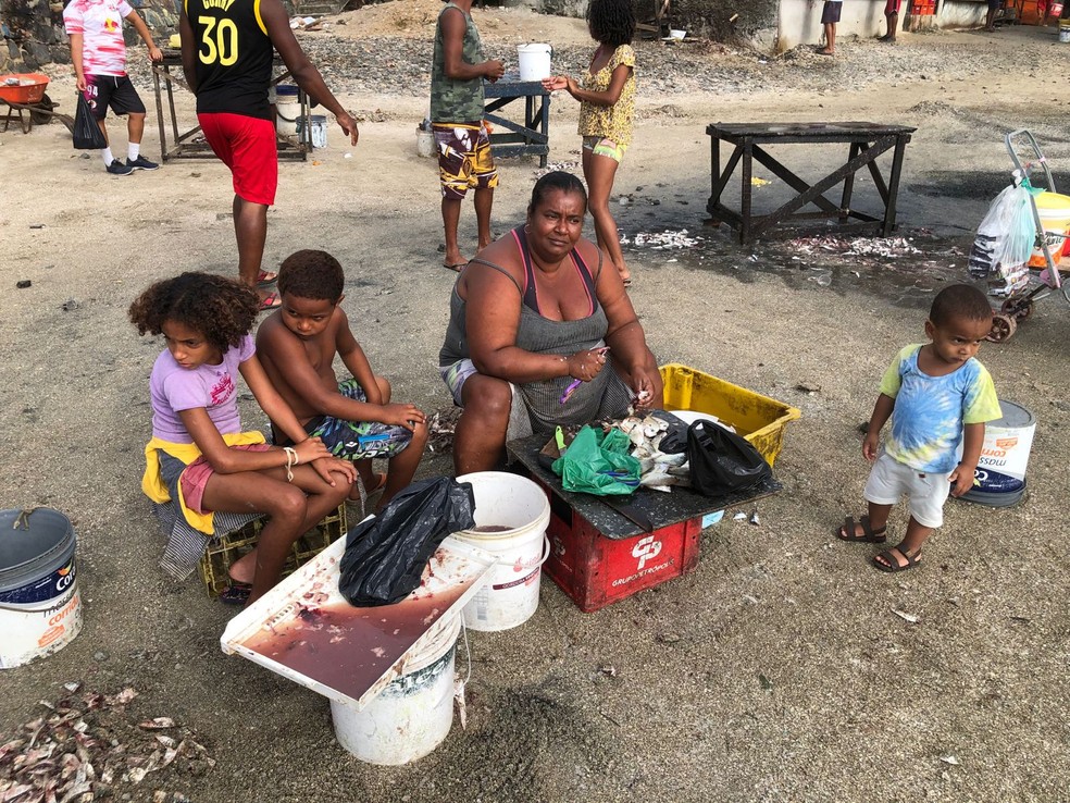Moradora de Plataforma, Marília Souza é vendedora de peixe e se sente prejudicada pela falta do trem — Foto: João Souza/g1 BA