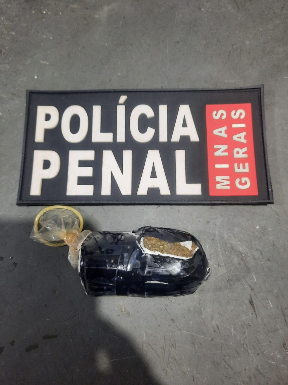 Mulher esconde tablete de maconha nas partes íntimas e é detida ao tentar entrar em presídio. — Foto: Polícia Penal/Divulgação