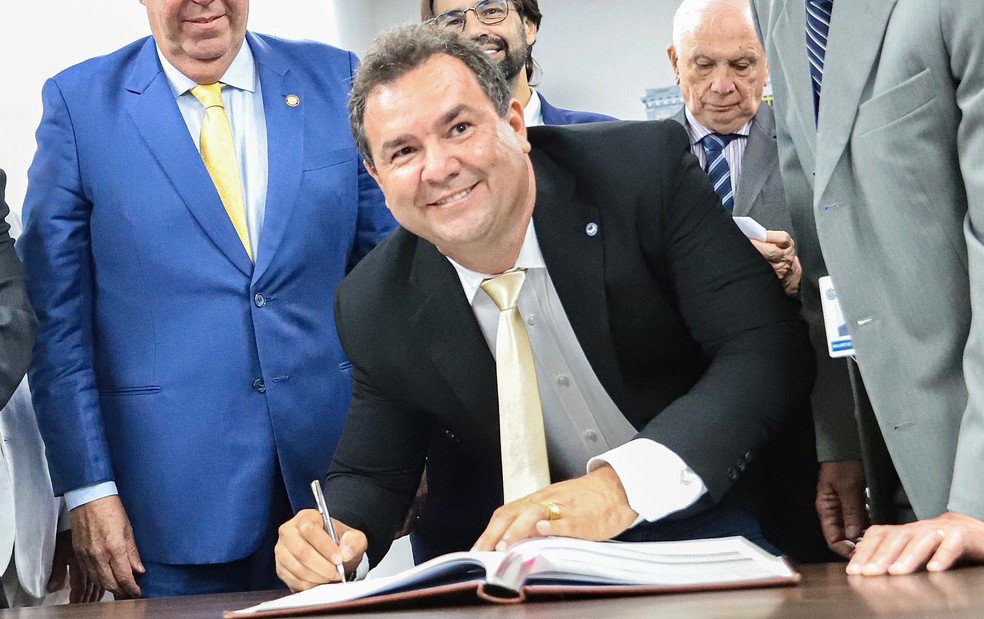 Júnior Matuto (PSB) tomando posse como deputado estadual na Alepe — Foto: Wesley D'Almeida/Divulgação