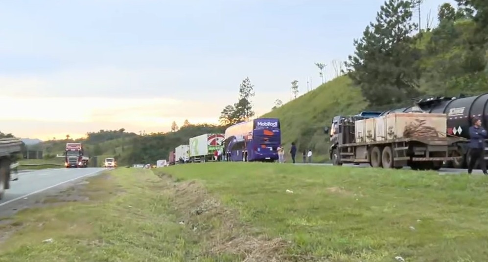 Caminhão carregado com material tóxico tomba e bloqueia BR-116, na Grande Curitiba