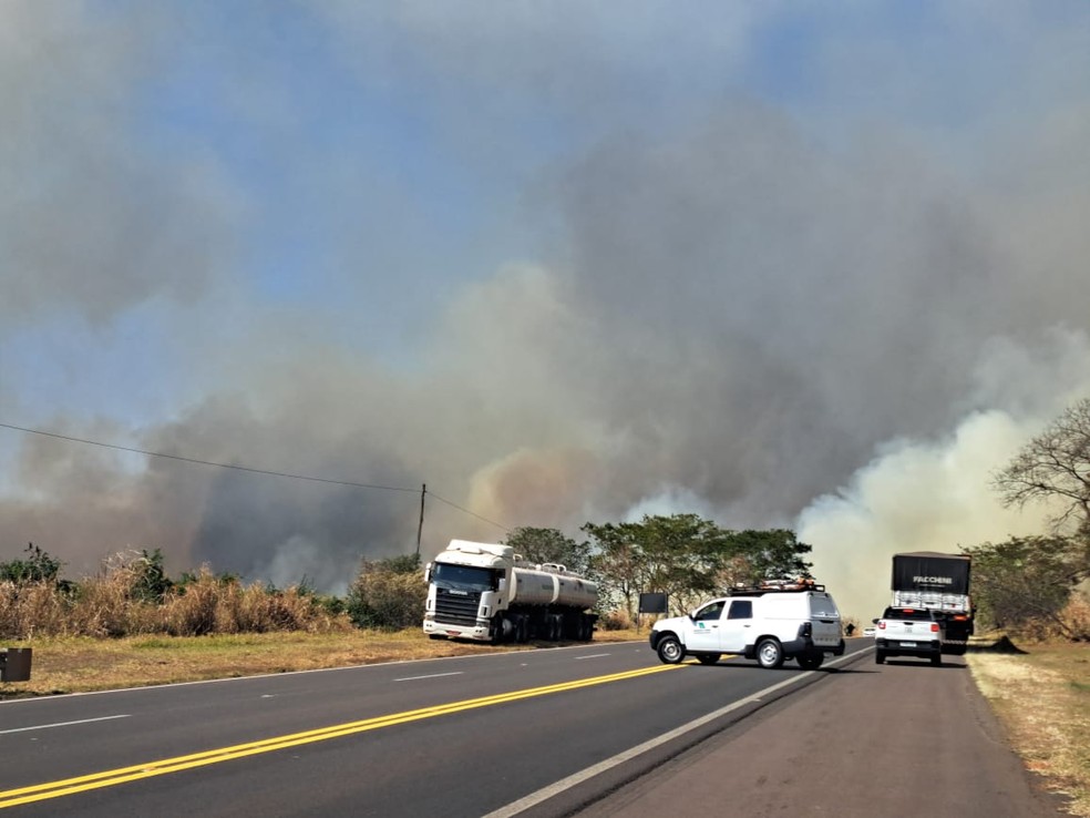 Rodovia SP-425 interditada em Braúna(SP) — Foto: Reprodução / Whatsapp