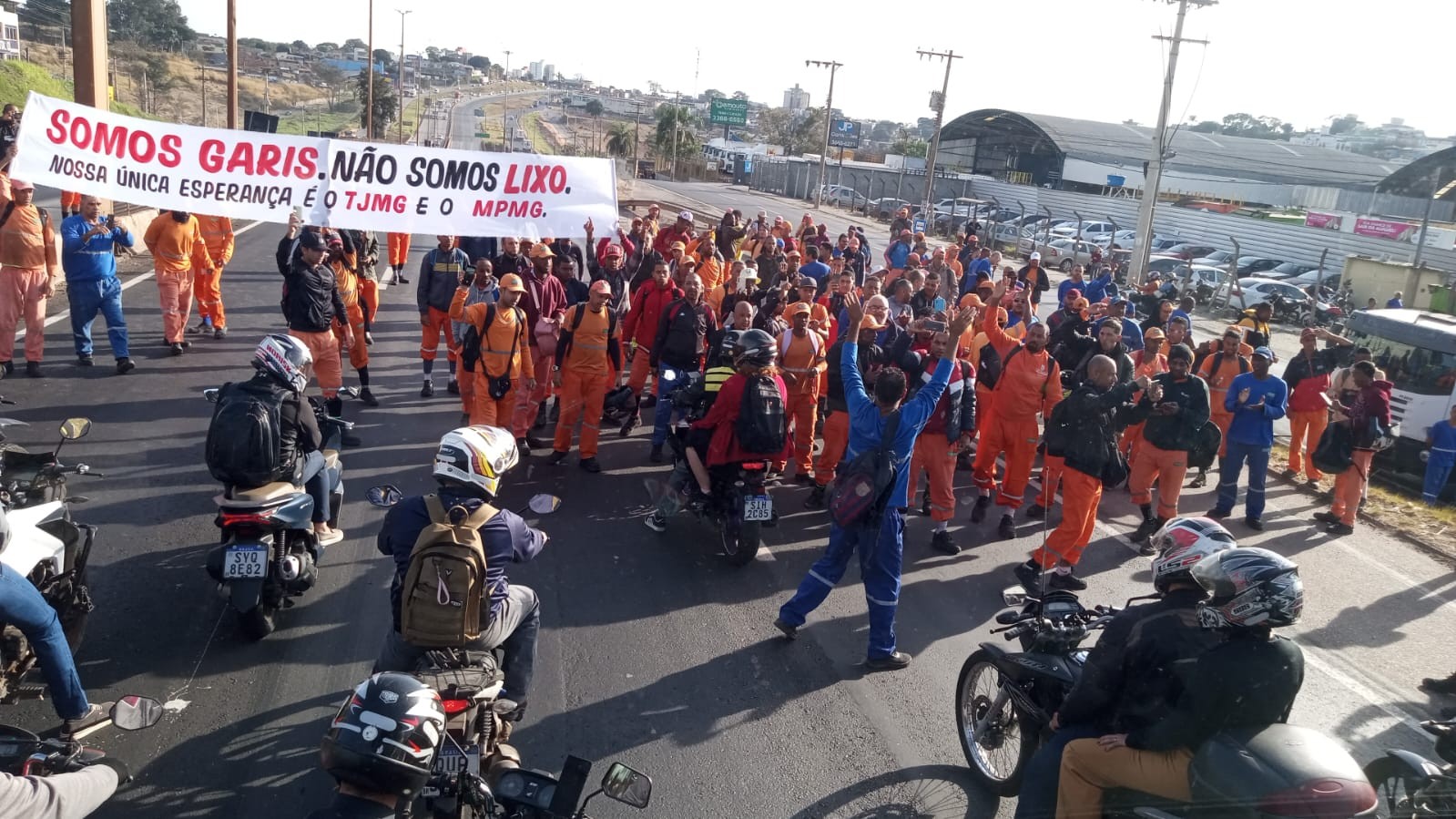 'Não somos lixo': garis protestam após empresário confessar assassinato de colega durante coleta
