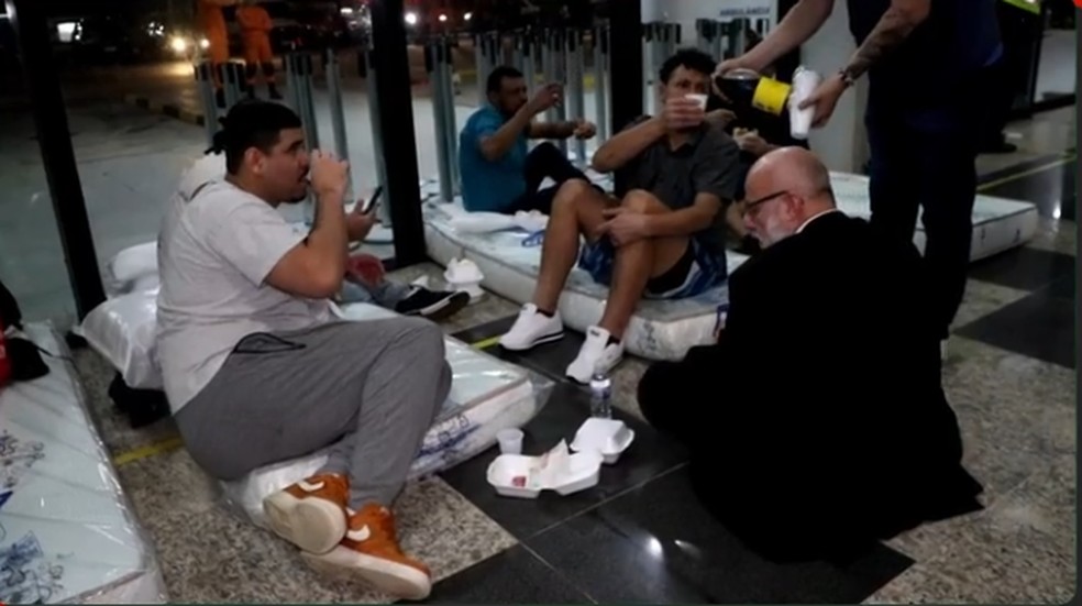 Brasileiros deportados por Trump ficam em colchões no chão e recebem alimentos em Manaus — Foto: Divulgação/Secom-AM