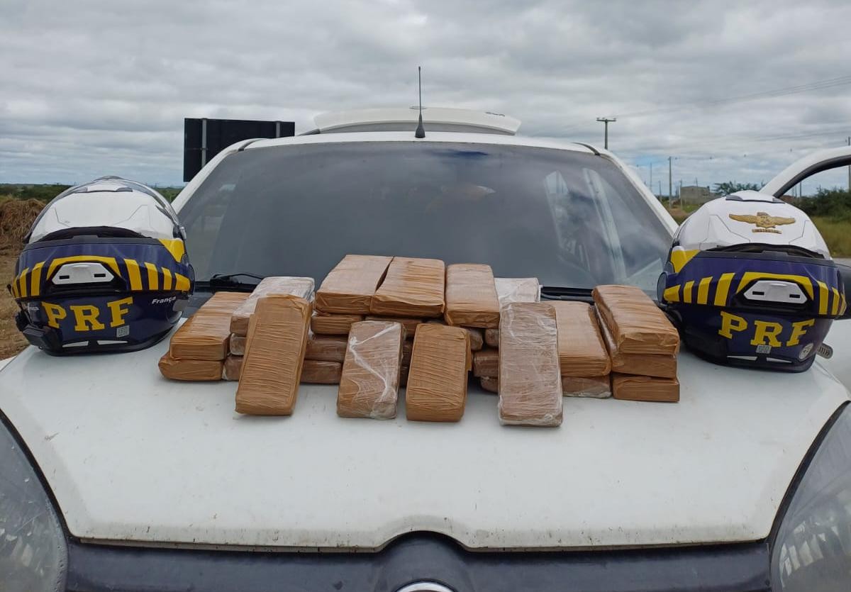 PRF detém casal e encontra 23kg de drogas escondida em painel de carro em Cachoeirinha