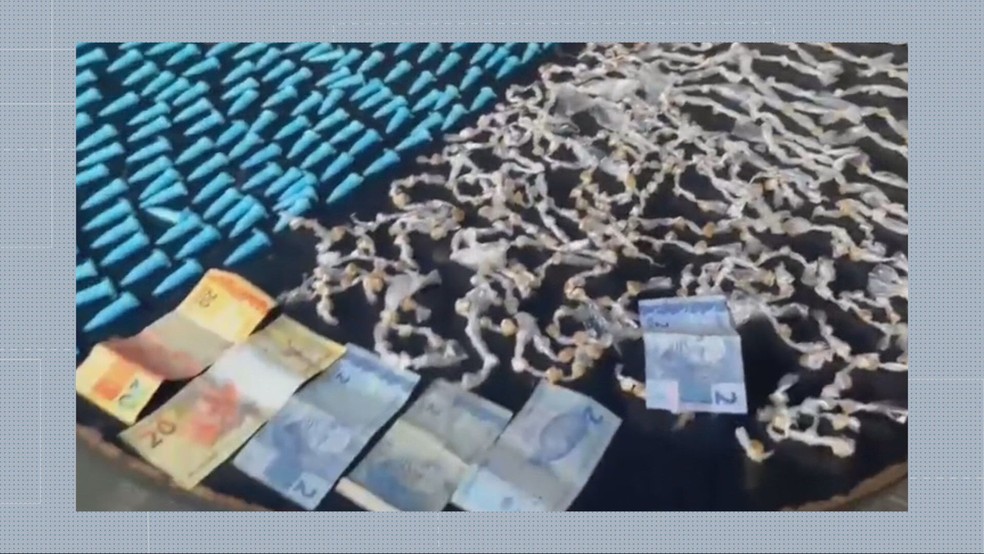 Mais de 1,5 mil porções de cocaína e crack foram apreendidas pela PM no Aglomerado Buraco do Peru, na Região Noroeste de Belo Horizonte. — Foto: Polícia Militar