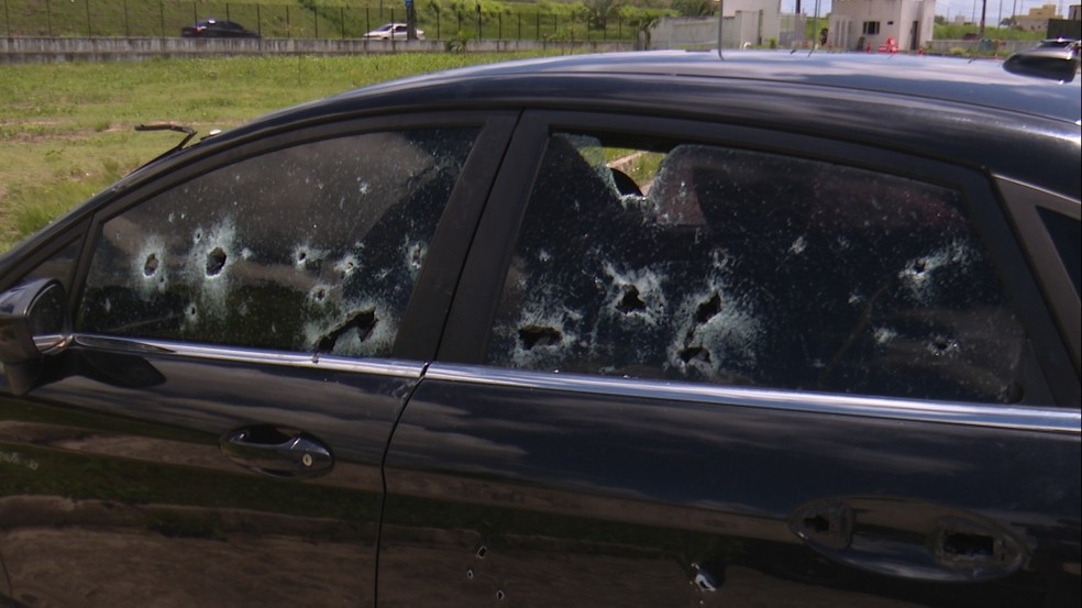 Carro ficou cheio de marcas de tiros após ação da PM paraibana — Foto: Polícia Militar da Paraíba/Divulgação