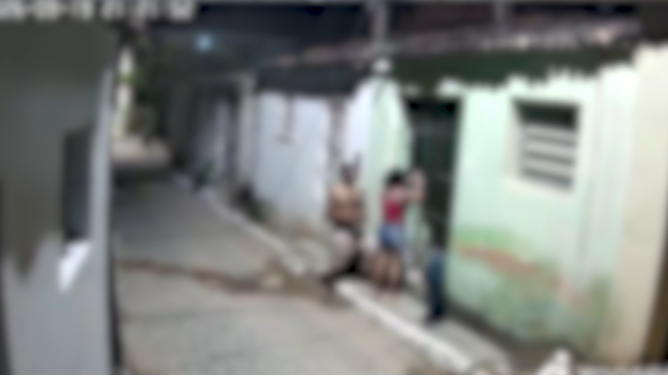 Homem é preso após agredir companheira em Caruaru; VÍDEO registra agressão na frente de criança