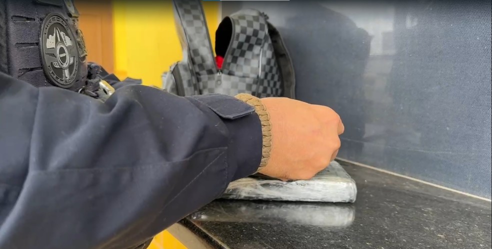PRF apreende 2kg de cocaína dentro de bolsa de adolescente grávida no MA — Foto: Reprodução