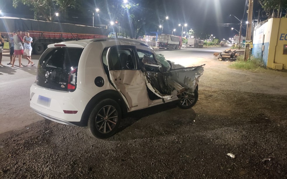 Veículo ficou destruído após bater em caminhonete em Barreiras, no oeste da Bahia — Foto: Ivonaldo Paiva/Blog Braga