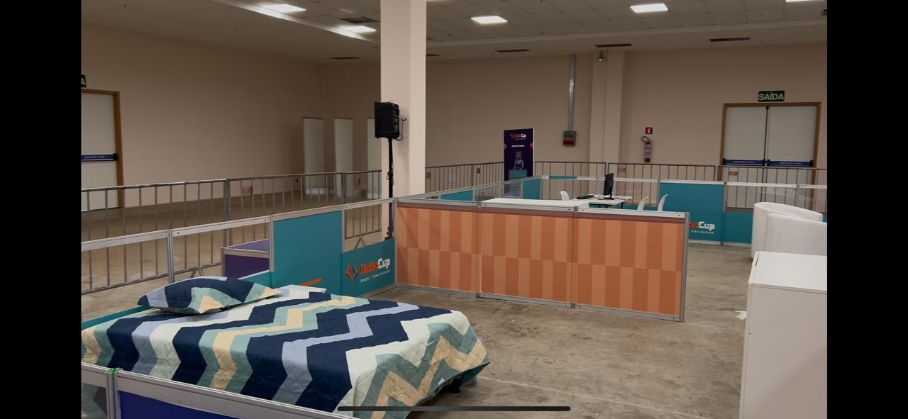 Na modalidade home, robôs realizam tarefas do cotidiano, como recepcionar pessoas e até levar o lixo para fora de casa. — Foto: Mateus Xavier/g1 BA