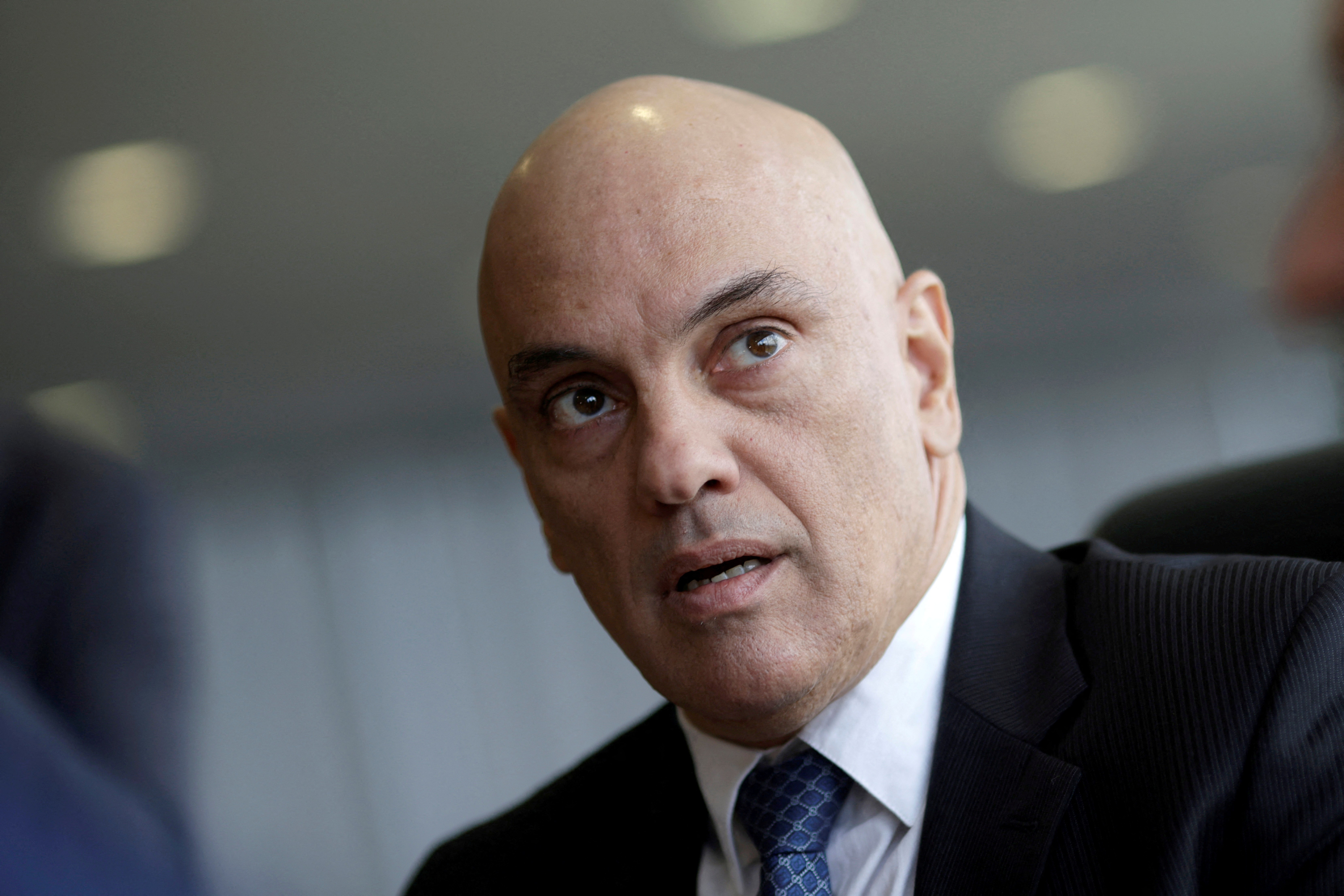 Justiça condena criminalista a pagar R$ 50 mil de indenização a Alexandre de Moraes por chamá-lo de advogado do PCC em júri em SP