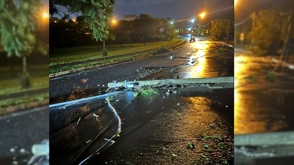 Queda de poste, no bairro Quinta do Golfe, em S&atilde;o Jos&eacute; do Rio Preto (SP), por causa de temporal da noite de ter&ccedil;a-feira (24) &mdash; Foto: Arquivo pessoal