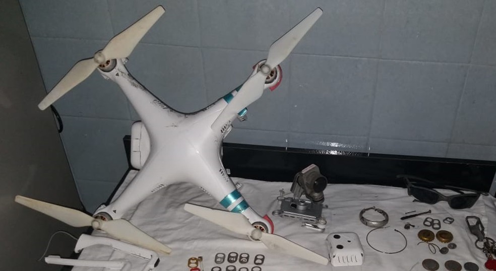 Paulo e Nádia localizaram um drone perdido no mar em Santos — Foto: NP_detectorismo