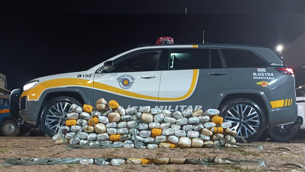 1 de 1
Jovem de 18 anos &eacute; preso por tr&aacute;fico de drogas pela PMR, em Santa Cruz do Rio Pardo (SP) &mdash; Foto: Pol&iacute;cia Militar Rodovi&aacute;ria