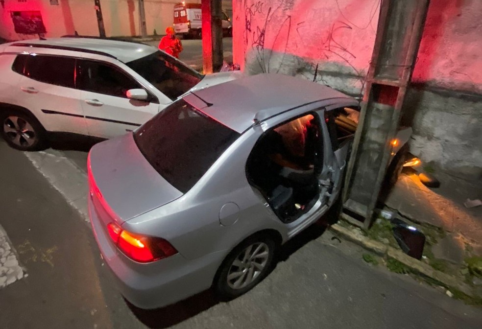 Motorista morre após colisão no Bairro Aldeota, em Fortaleza. — Foto: Corpo de Bombeiros/ Divulgação