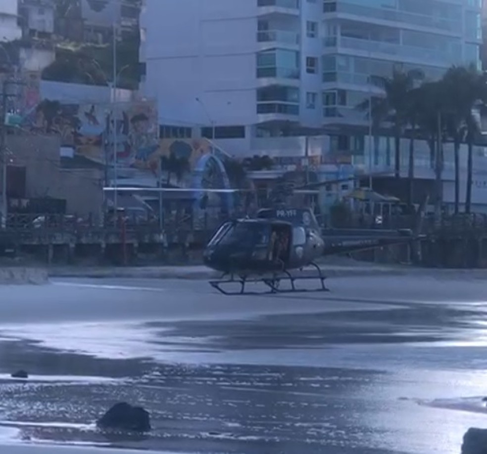 Bombeiros utilizaram helicóptero da Sesed nas buscas — Foto: Redes sociais