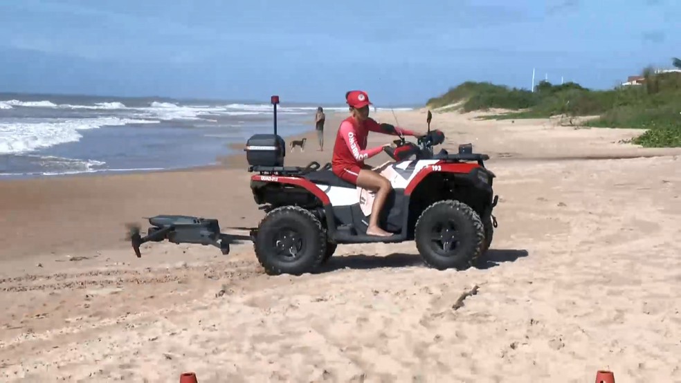 Drones e quadriciclos dos bombeiros estão sendo utilizados para ajudar nas buscas de jovem que desapareceu em mar de Guarapari, Espírito Santo — Foto: Reprodução/TV Gazeta