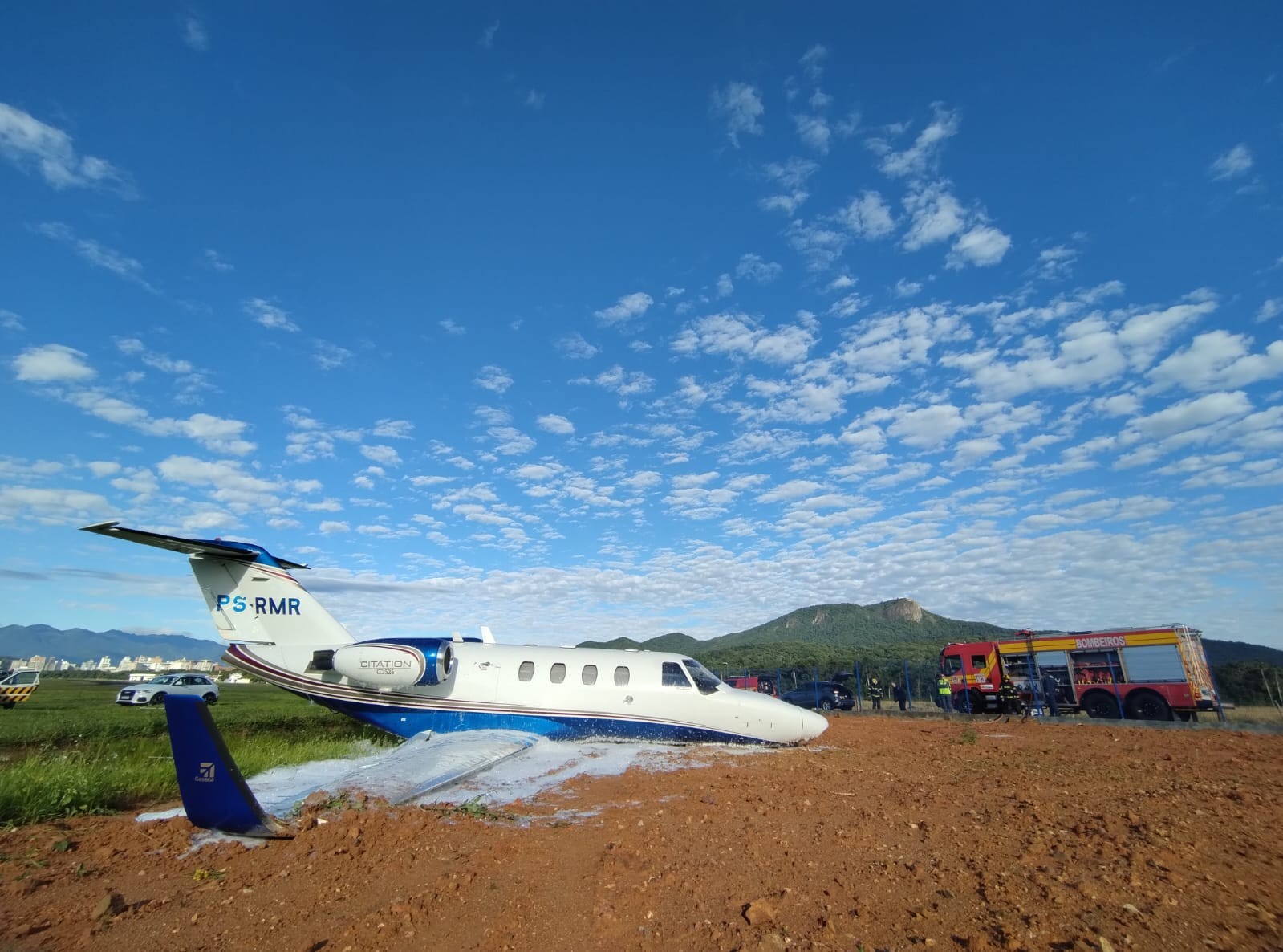 Jatinho particular vindo de SP sai da pista ao pousar na Grande Florianópolis