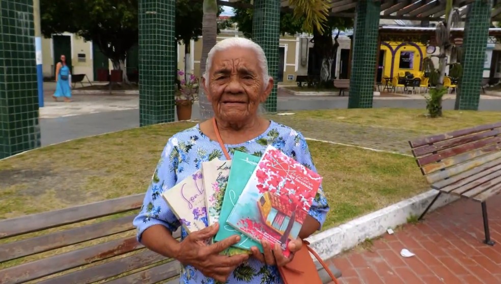 Maria Toinha lançou livros inspirados em suas experiências pessoas como mãe de santo, mulher negra e retirante da seca de 1958 no Ceará. — Foto: TV Verdes Mares