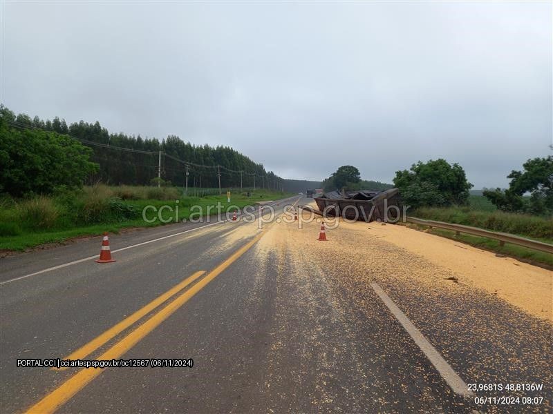 Carreta carregada com mais de 70 toneladas de milho tomba na Rodovia Francisco Alves Negrão em Itapeva