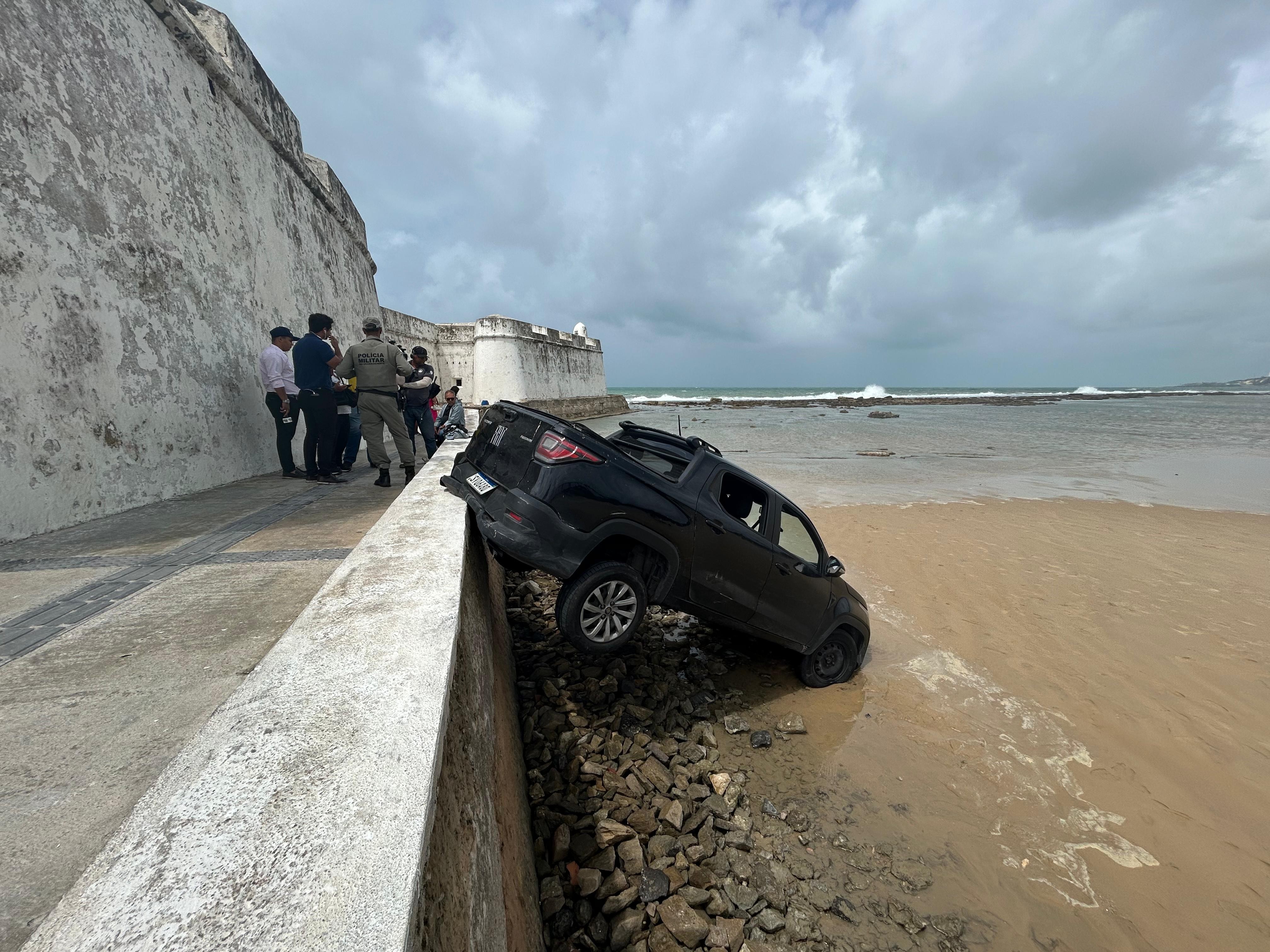 Carro é encontrado pendurado na passarela do Forte dos Reis Magos em Natal