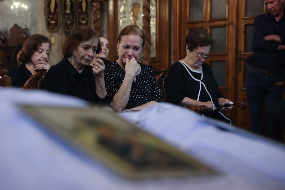 Fiéis choram durante funeral de vítimas mortas em ataque de Israel que atingiu Igreja Católica de Gaza, em 17 de julho de 2025 — Foto: Omar Al-Qattaa/AFP