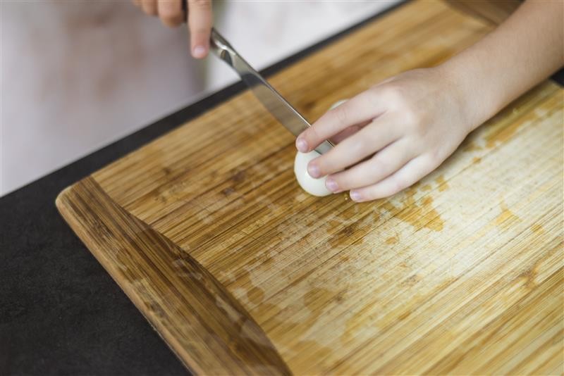 Sua tábua de cozinha pode estar cheia de bactérias: veja como limpar