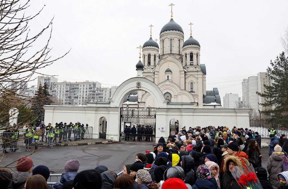 Apoiadores de Alexei Navalny se reúnem em frente a igreja em Moscou antes de velório de opositor — Foto: Reuters