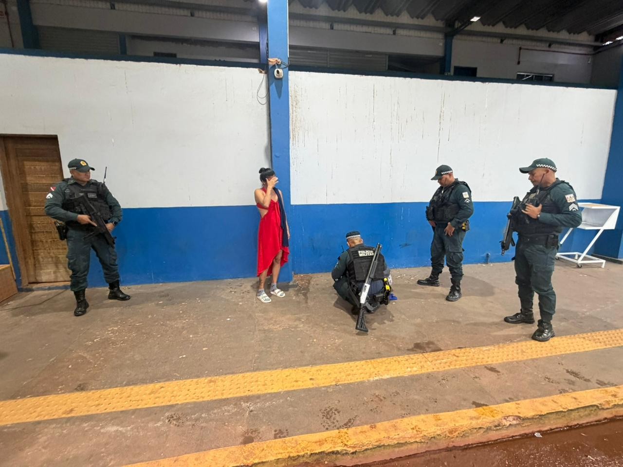 Em Santarém, mulher com mandado por tráfico de drogas é presa e chora ao ser detida em terminal rodoviário