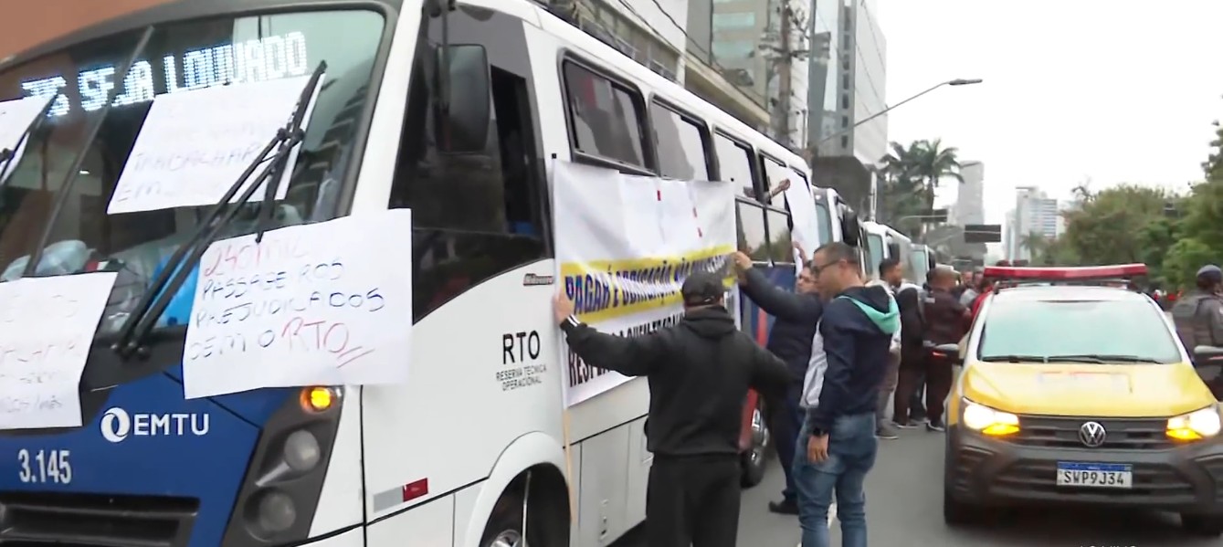 Protesto de motoristas de micro-ônibus interdita faixa da Avenida Juscelino Kubitschek, em SP