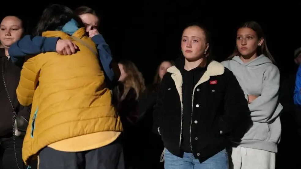 Pessoas participam de uma vigília comunitária após o tiroteio. — Foto: EPA via BBC