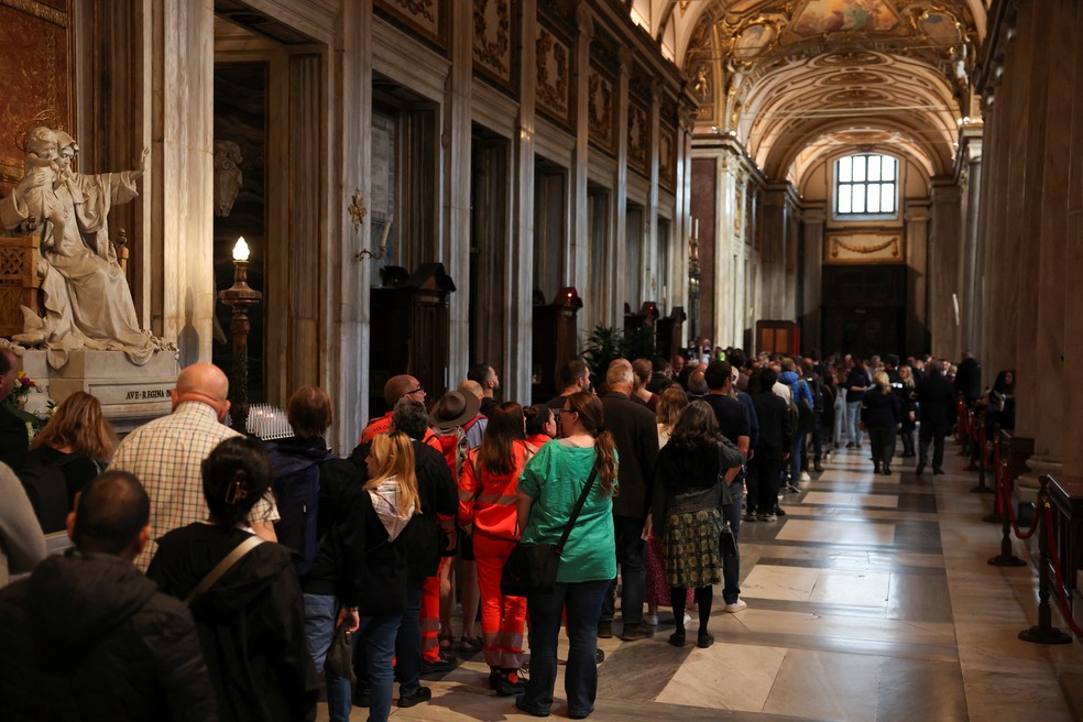 Pessoas fazem fila para visitar o túmulo do falecido Papa Francisco na Basílica Papal de Santa Maria Maior — Foto: Claudia Greco/Reuters