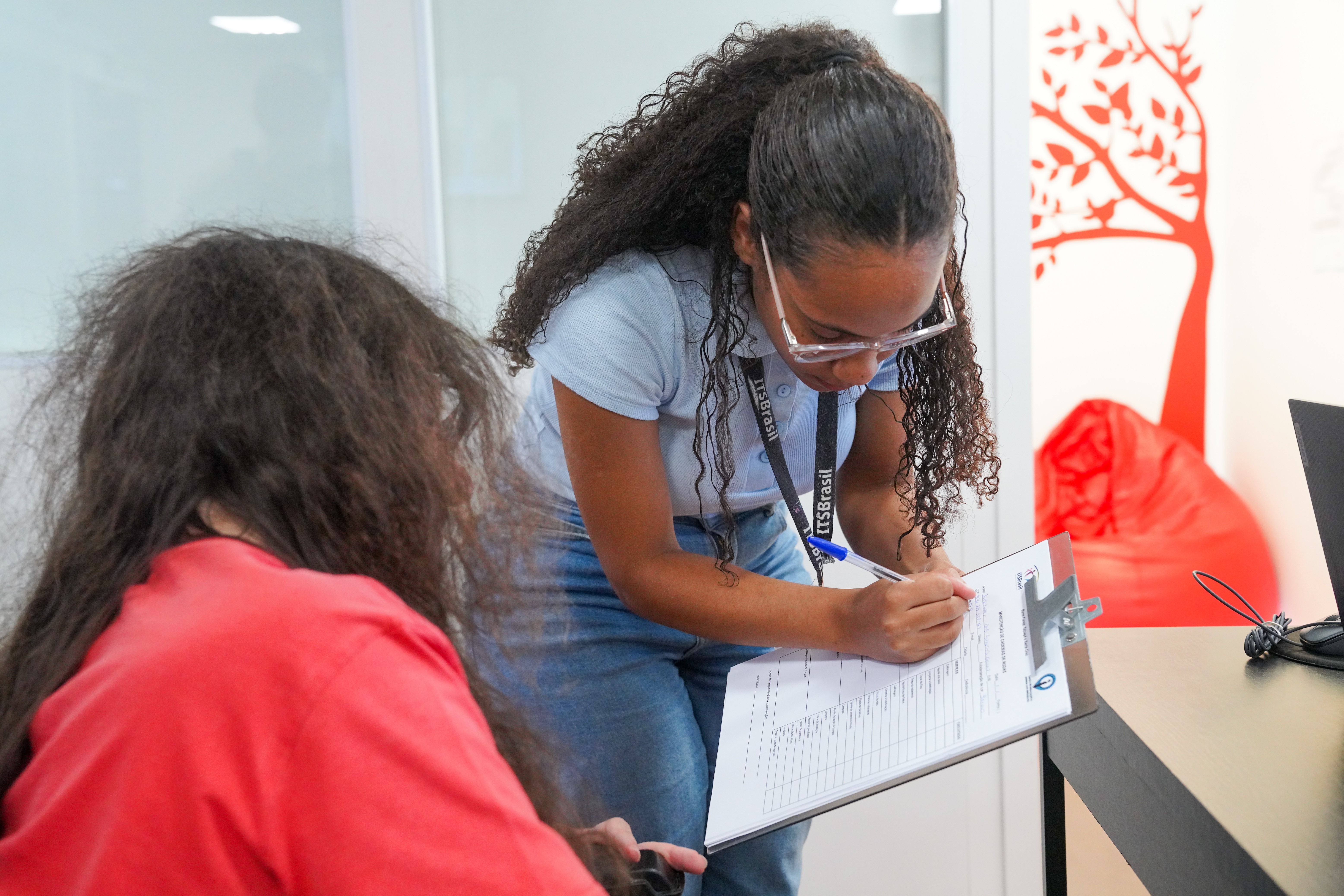 Estações do metrô de SP oferecem manutenção gratuita de cadeiras de rodas e bengalas