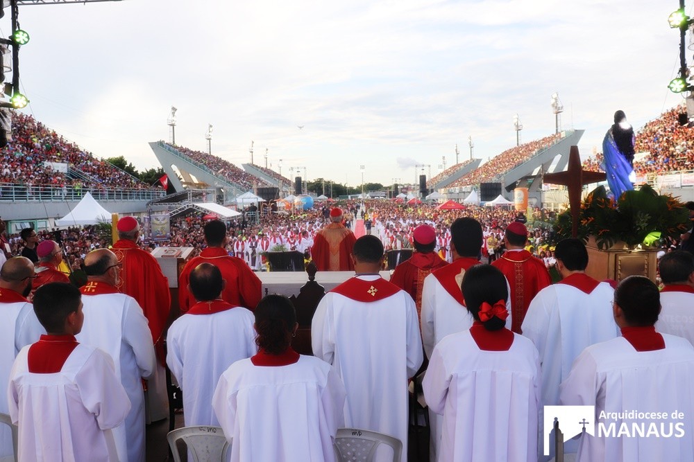 Cerca de 80 mil pessoas participam da celebração de Pentecostes em Manaus